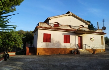 Villetta con vasto terreno